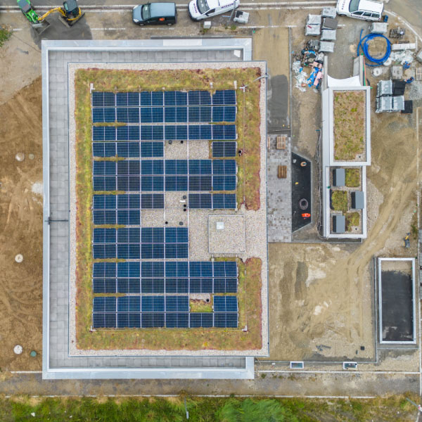 Immopartner Seubert – Drohnenaufnahme Dach mit Solarpanels von Oben