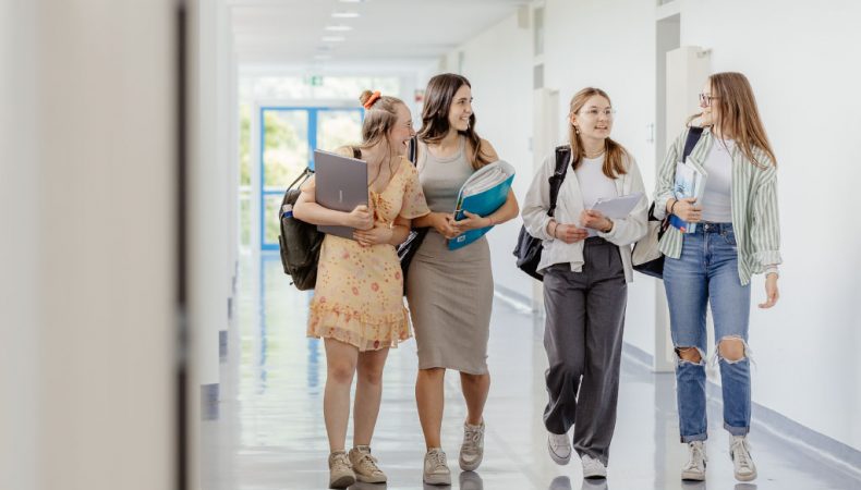 BS-Schönbrunn_Menschen_Flur Berufliche Schulen Schönbrunn