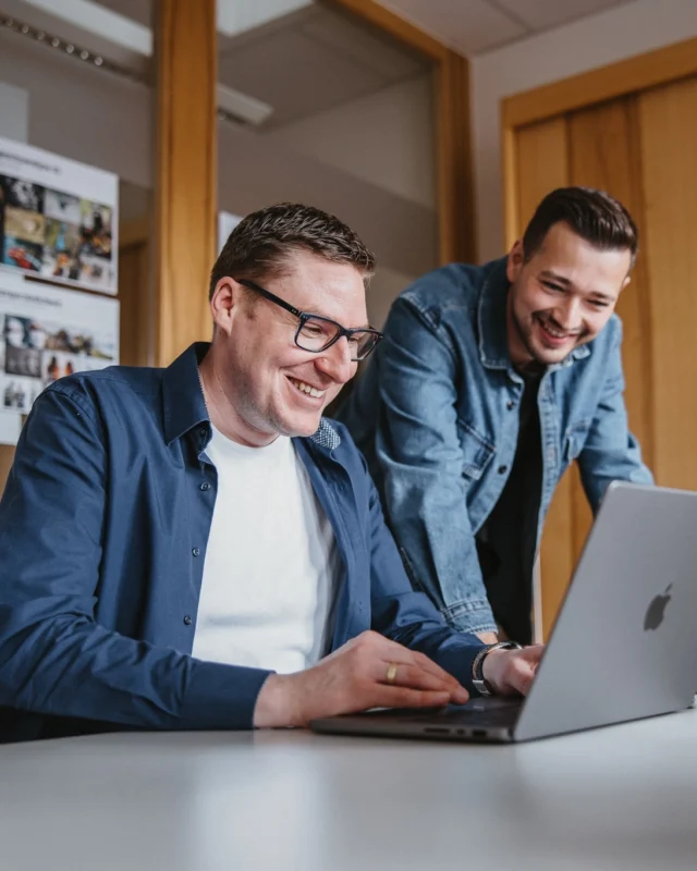🖥️✨ Teamwork makes the Website work!

So sieht es aus, wenn Ideen fließen und Konzepte zum Leben erwachen: Mit voller Kreativpower arbeiten wir tagtäglich daran, digitale Erlebnisse zu gestalten, die nicht nur gut aussehen – sondern sich auch gut anfühlen. Vom ersten Scribble bis zum finalen Klick – wir lieben, was wir tun. Und das sieht man auch. ☺

Bereit für dein nächstes (Web-)Projekt? Dann ruf uns gerne an, oder schreibe uns eine DM - let's get together! 🚀

#letsgo #landshut #whatwedo #letspro #idowapro #designer #werbeagentur #wearepros #kreativagentur #agencylife #straubing #design #work #creative #website #agentur #marketingagency #gerneperdu #designagentur #cham #teamwork #makesthedreamwork #team #bts #behindthescenes #agenturleben #agenturalltag #nieohnemeinteam #projekte #kreativeköpfe